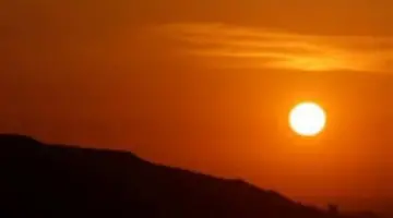 موعد الشروق اليوم: جدول تفصيلي لمواقيت الصلاة وحكم التنفل بعد طلوع الشمس